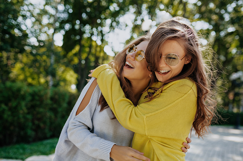 girls_hug_small